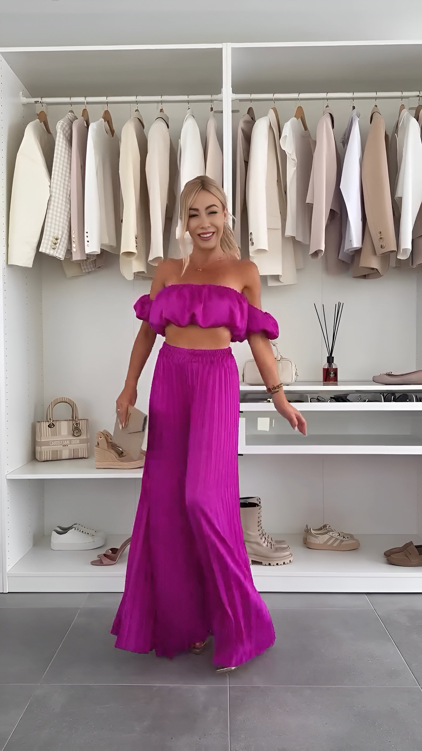 Vera Classe™ | Set due pezzi con top off-shoulder e pantaloni a pieghe