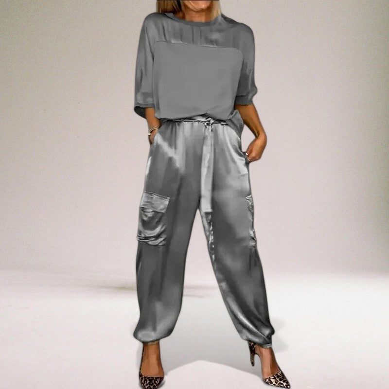 Vera Classe™ | L'elegante abito da salotto in raso