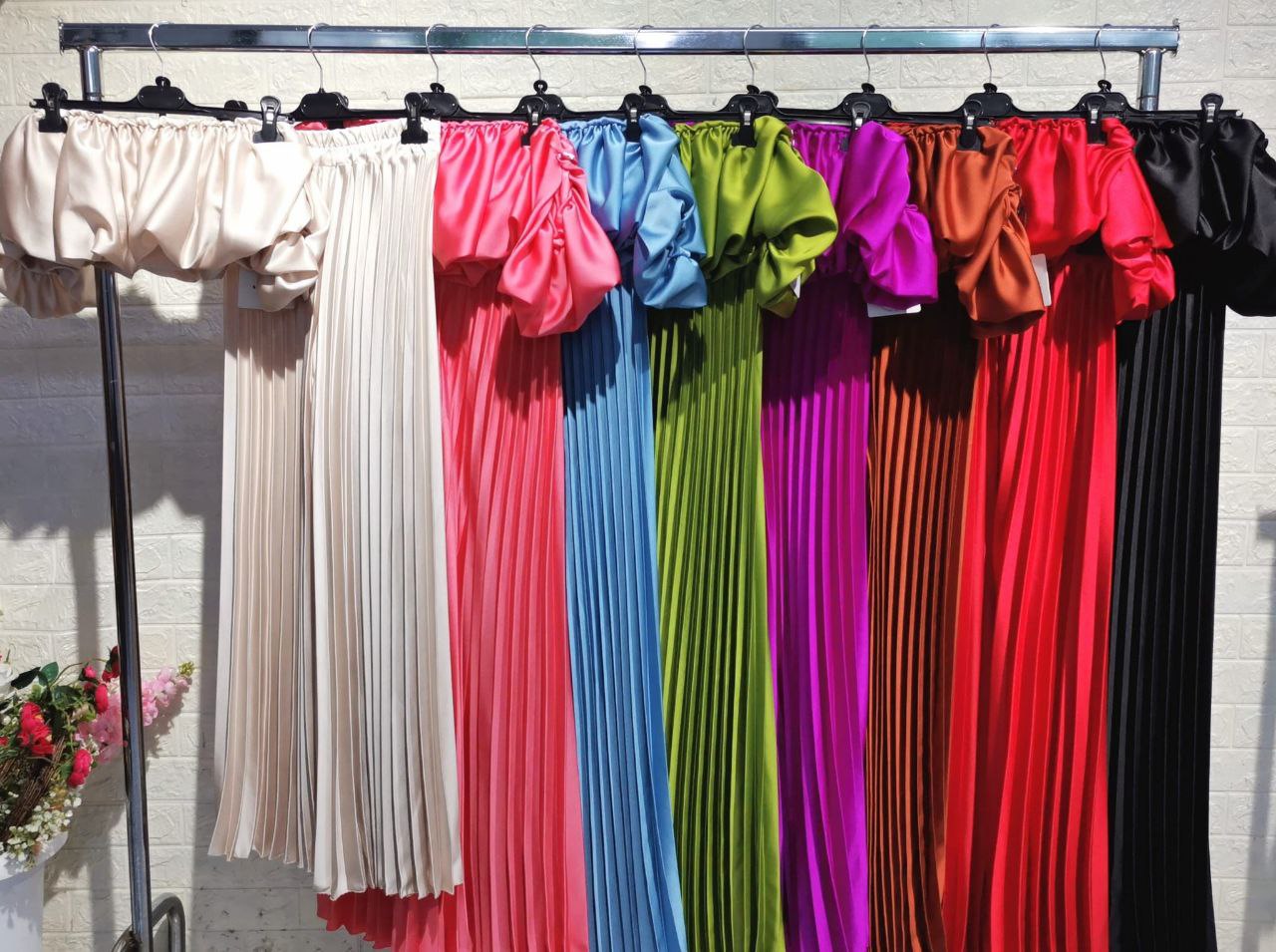 Vera Classe™ | Set due pezzi con top off-shoulder e pantaloni a pieghe