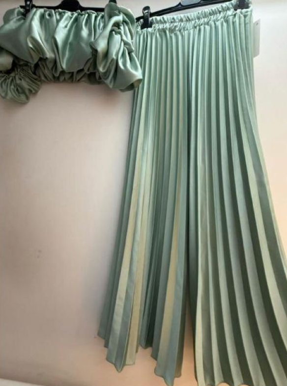 Vera Classe™ | Set due pezzi con top off-shoulder e pantaloni a pieghe